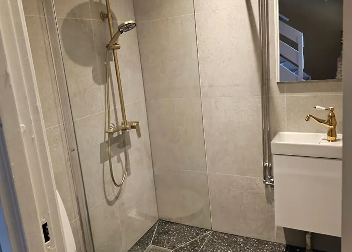 House 5 *
